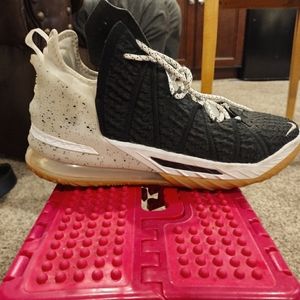 Basketball shoes